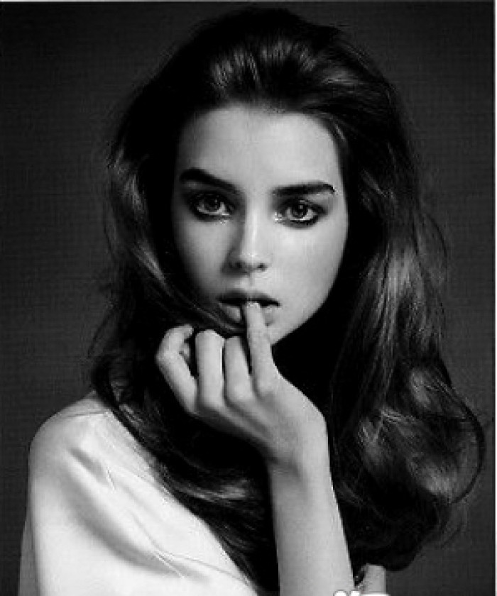 卡门用自己女王般冻龄的外貌,坚毅的眼神,整洁,谦逊的专业态度,为年轻