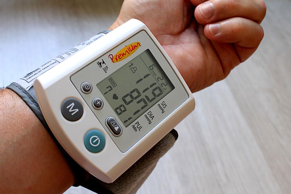 50岁后血压多少算正常？新版指南给出更严格血压达标标准
