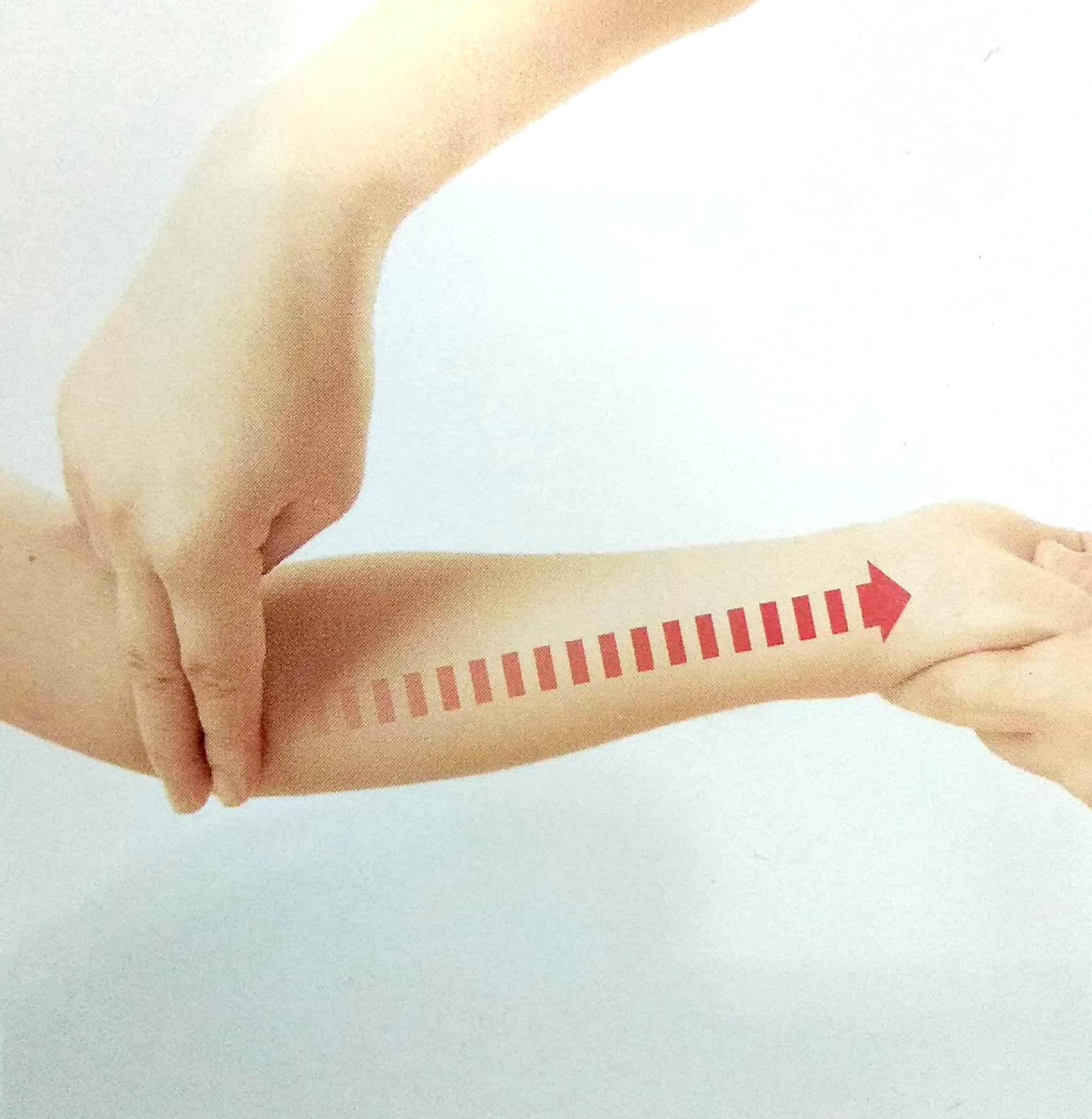 8,掐合谷:左手握住孩子手腕,右手拇指掐揉10次.