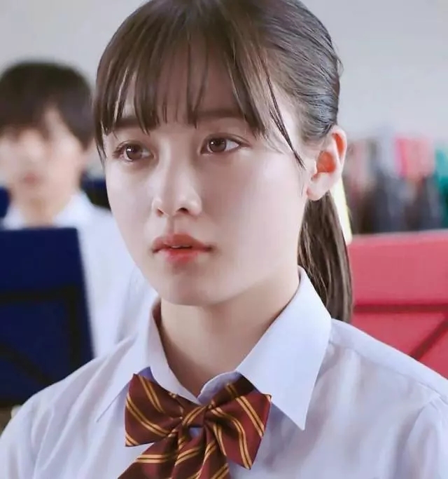 注意第一眼注意到的不是脸型 发型是想象中的日本女生了圆圆的脸蛋