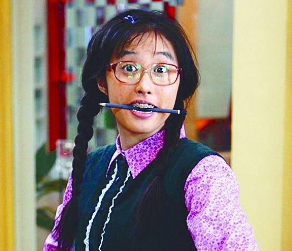 箍牙,就像《丑女无敌》里面的主人公,脑海里立刻出现的"四眼钢牙妹"