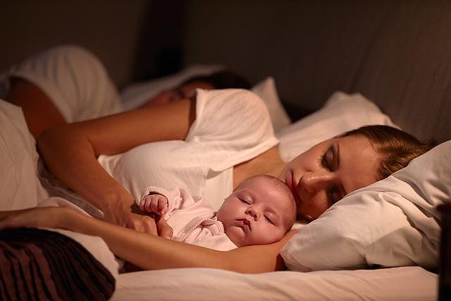婴儿夜里频繁醒来，睡眠习惯倒退？几种可能的原因和克服方法