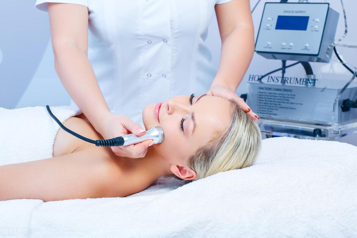 双极射频是什么3.微针射频因为被包装成“黄金微针”而被大家熟知。通过有形的针精准定位于真皮深部或浅部，除了释放的射频能量起作用，针刺本身的机械刺激也会促进胶原新生，启动损伤修复机制。在通道打开同时搭配一些靠谱的功效成分，可以相得益彰。除了促进年轻化，还可以治疗痘坑、腋臭和妊娠纹等，因为射频的“色盲”特点，相比点阵_https://www.jmylbn.com_新闻资讯_第2张