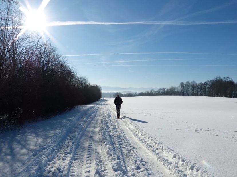 雪地行走,这样摔倒不易受伤