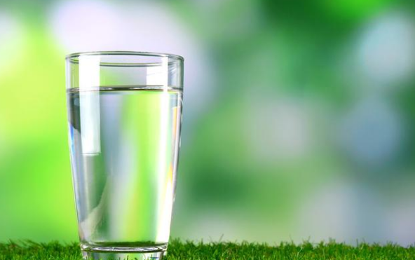 晨起后一杯水选白开水淡盐水还是蜂蜜水很多人都选错了