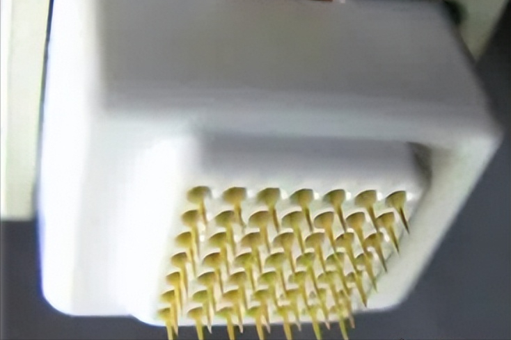 双极射频是什么3.微针射频因为被包装成“黄金微针”而被大家熟知。通过有形的针精准定位于真皮深部或浅部，除了释放的射频能量起作用，针刺本身的机械刺激也会促进胶原新生，启动损伤修复机制。在通道打开同时搭配一些靠谱的功效成分，可以相得益彰。除了促进年轻化，还可以治疗痘坑、腋臭和妊娠纹等，因为射频的“色盲”特点，相比点阵_https://www.jmylbn.com_新闻资讯_第5张