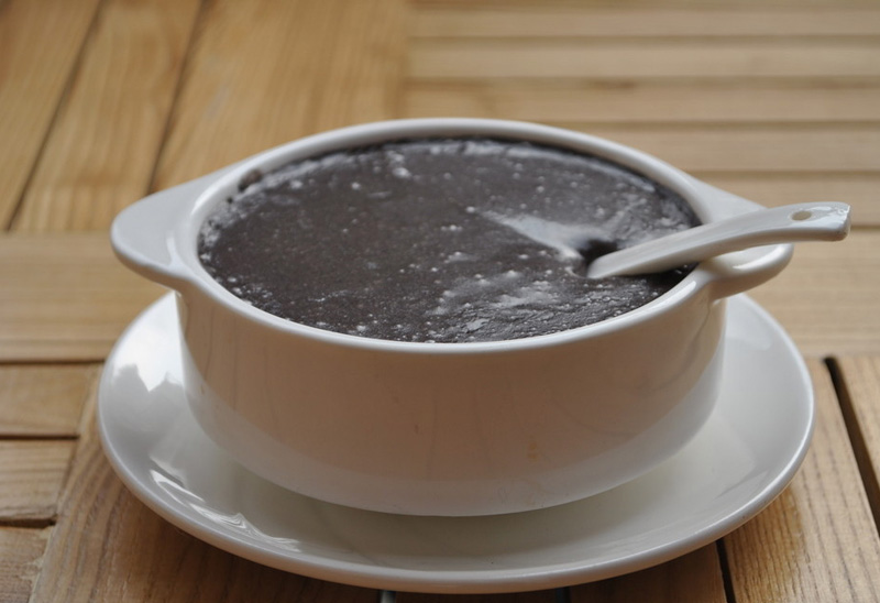 除了可以在家吃黑芝麻,也可以常常按摩头皮,用手指有节奏地按摩,刺激