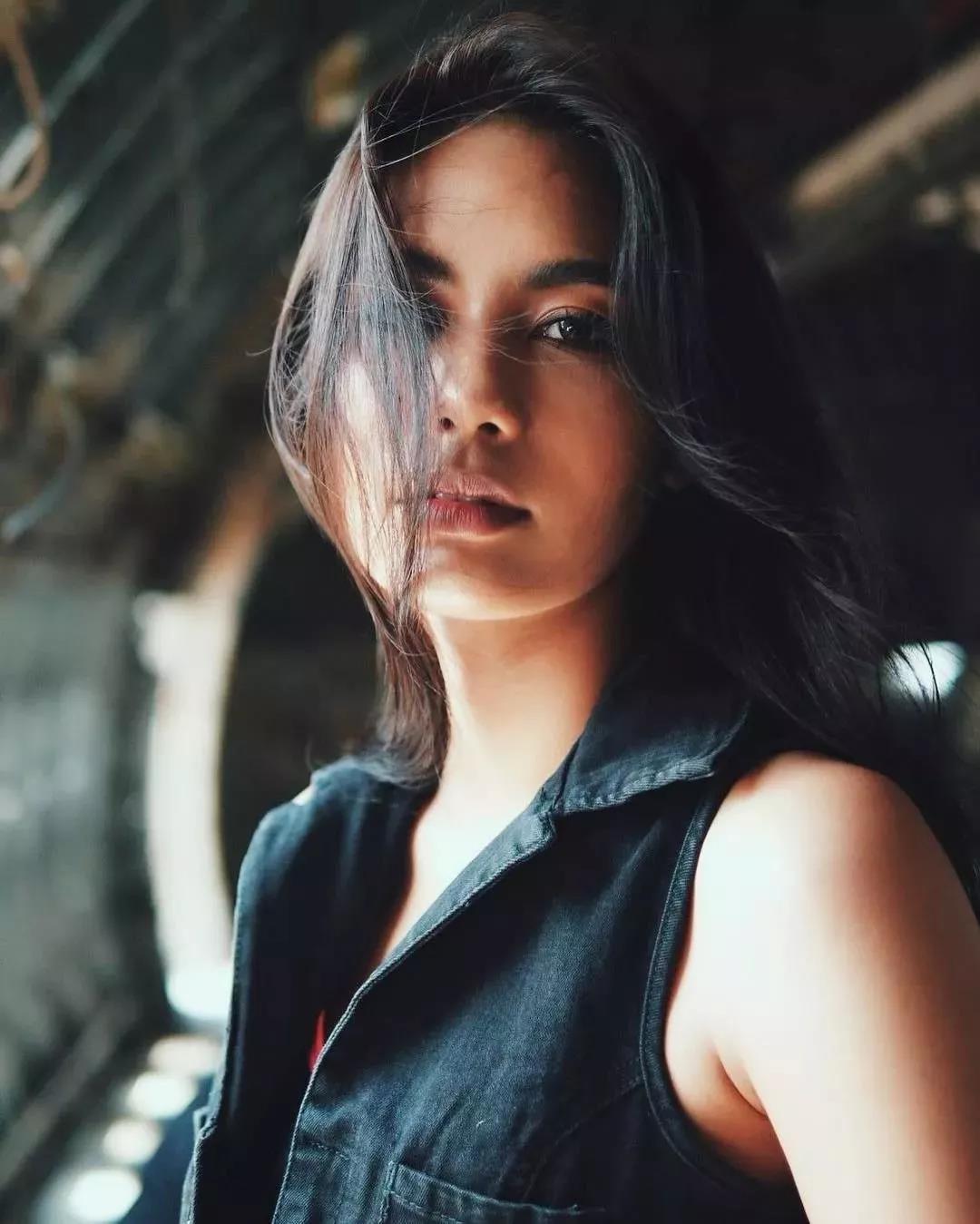 逆袭后的chalita一夜间成为所有女孩的偶像,也让那些因为带牙套而自卑