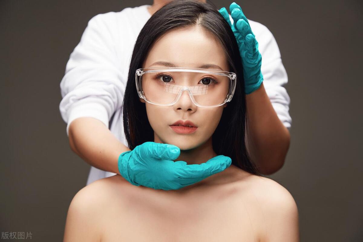 双极射频是什么3.微针射频因为被包装成“黄金微针”而被大家熟知。通过有形的针精准定位于真皮深部或浅部，除了释放的射频能量起作用，针刺本身的机械刺激也会促进胶原新生，启动损伤修复机制。在通道打开同时搭配一些靠谱的功效成分，可以相得益彰。除了促进年轻化，还可以治疗痘坑、腋臭和妊娠纹等，因为射频的“色盲”特点，相比点阵_https://www.jmylbn.com_新闻资讯_第1张